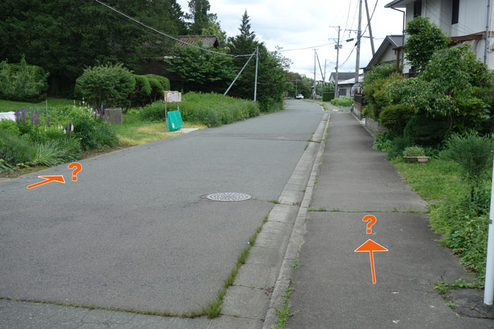 歩道か水路跡か