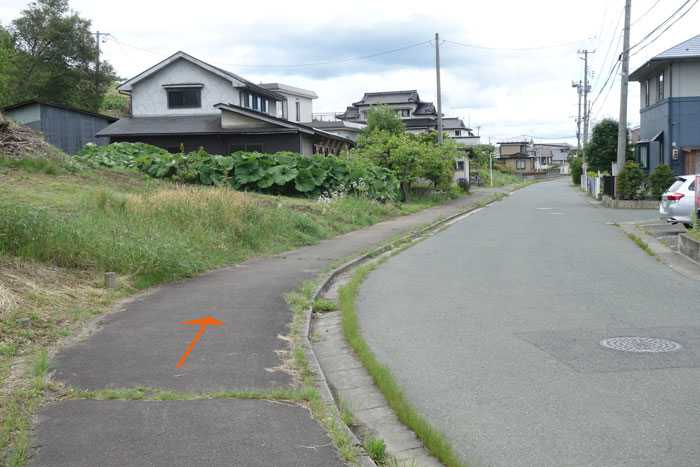 歩道の水路跡