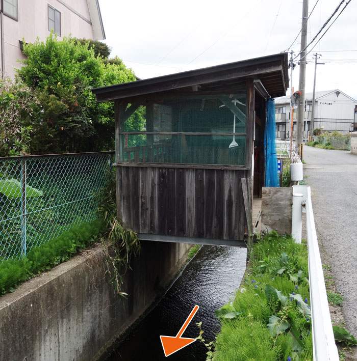 水路上のごみ集積所