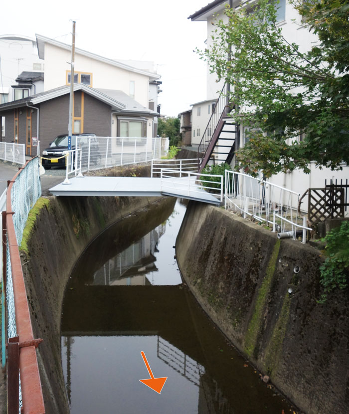 宅地の中へ