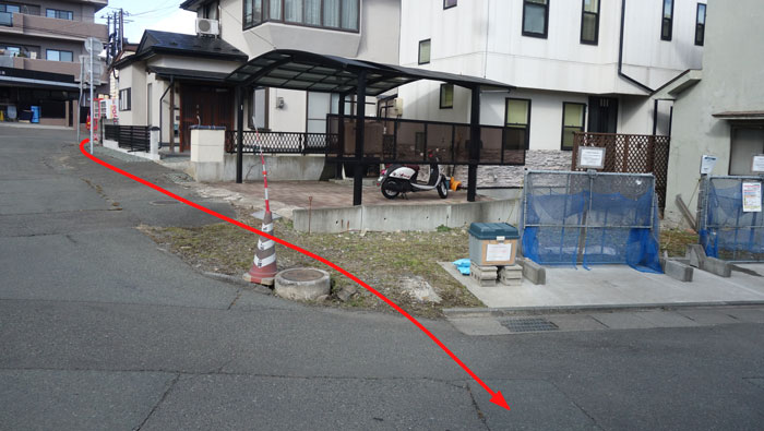 微妙な道路との間2