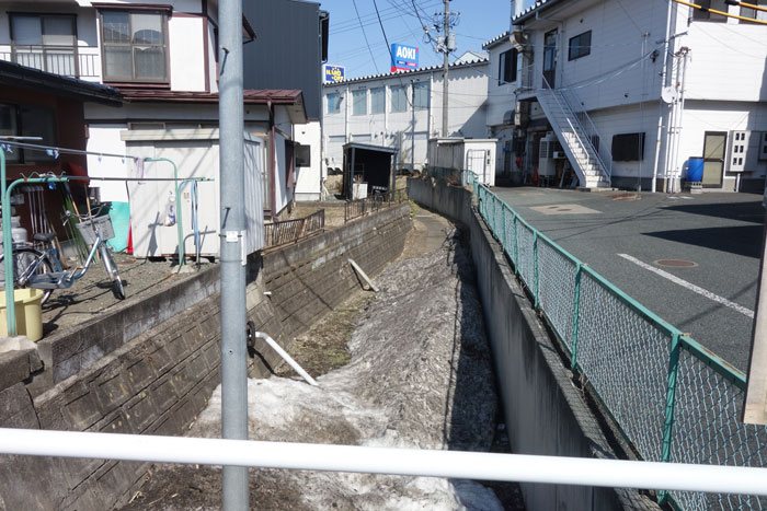 道路の反対側