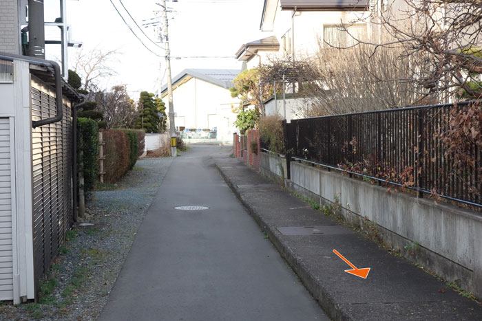 道路を渡って暗渠