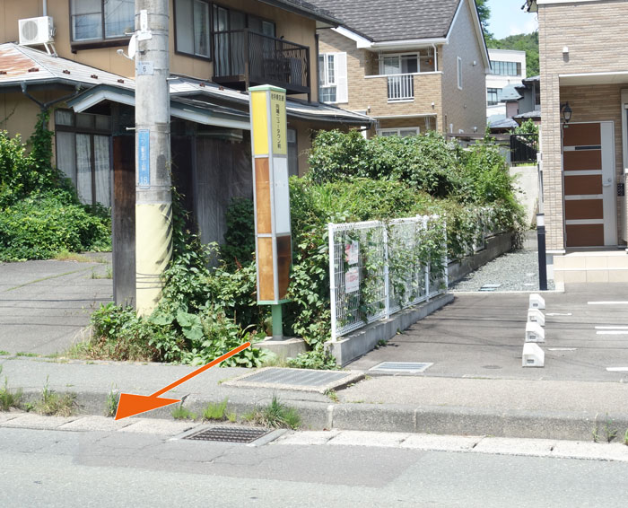 道路向かいバス停