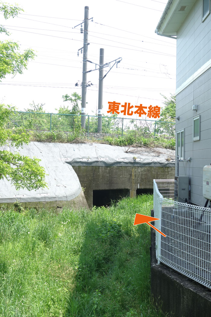 東北本線を潜る穴
