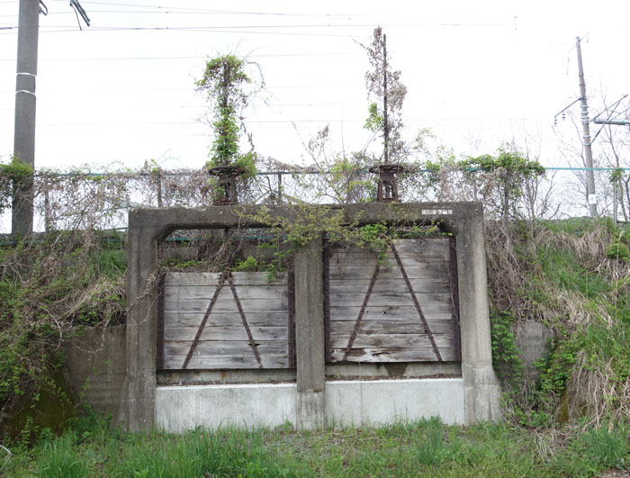 補強された水門