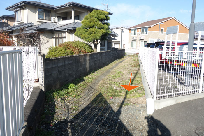 右が水路跡